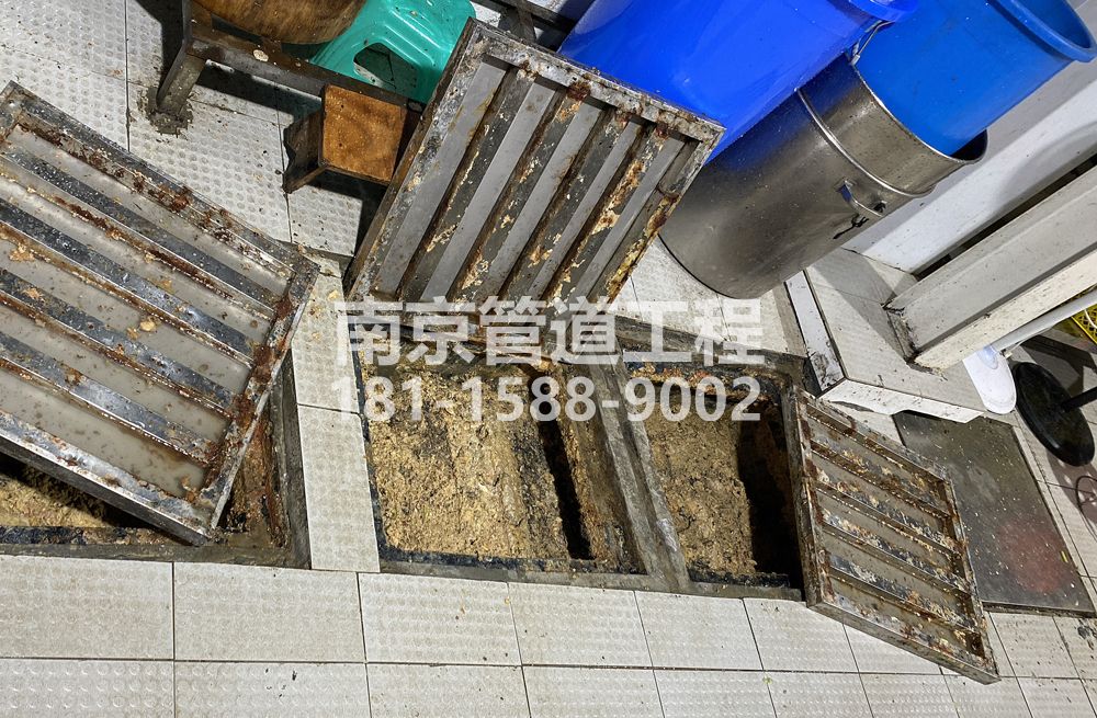 278正达城管中队食堂隔油池清理